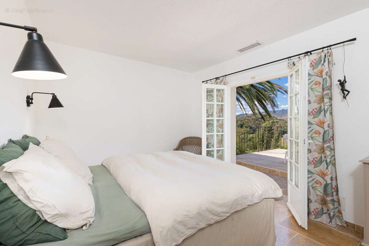 Appartement à MANDELIEU-LA-NAPOULE