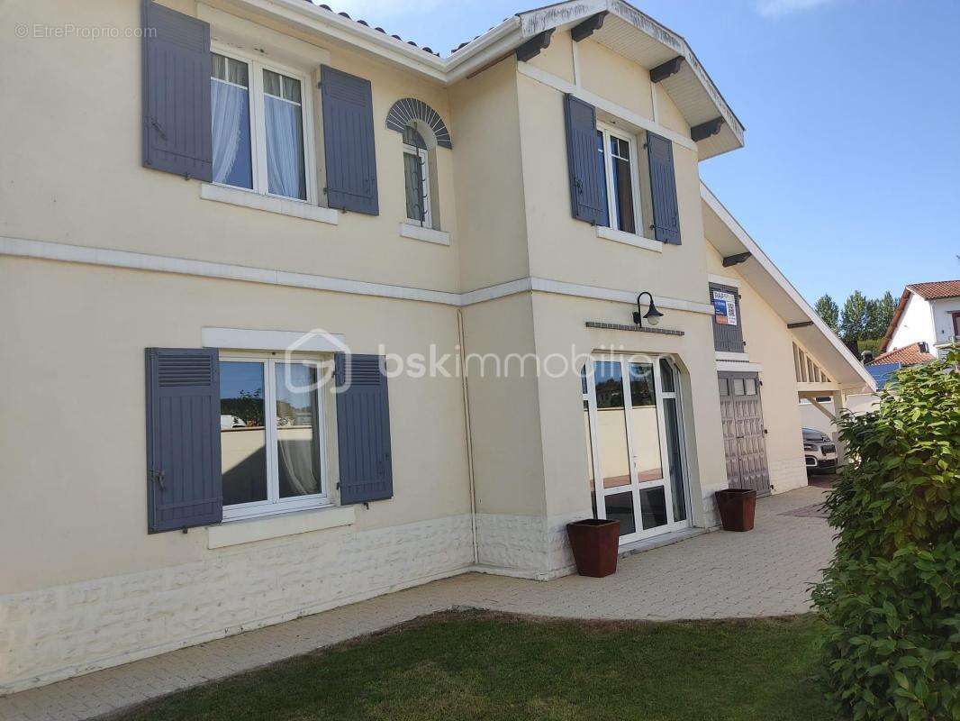 Maison à SAUGNAC-ET-CAMBRAN