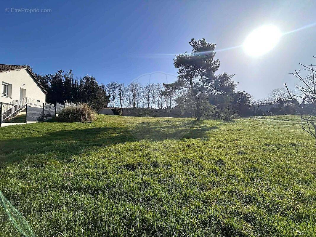 Terrain à COULANGES-LES-NEVERS
