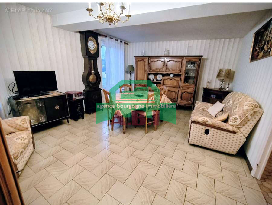 58,  Maison habitable de suite à rafraichir au gout du jour - de plain-pied sur 2345m2 de terrain. - photo 4