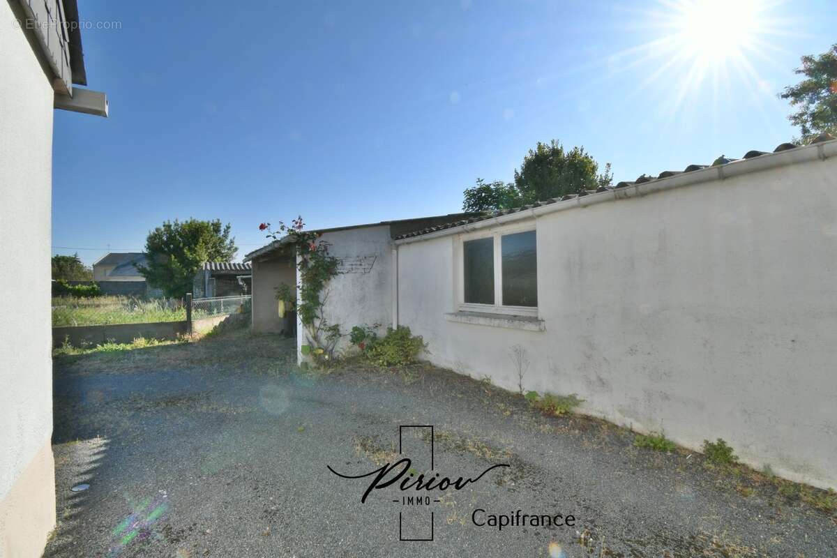 Pavillon plain pied, 3 chambres, 1230 m² de terrain clos de murs - photo 9