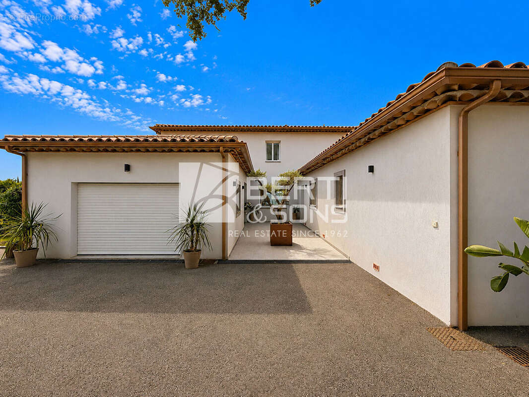A 15 min de mandelieu - villa renovee 7 pieces avec 4/5 chambres  - piscine a debordement - vue feerique ! - photo 13