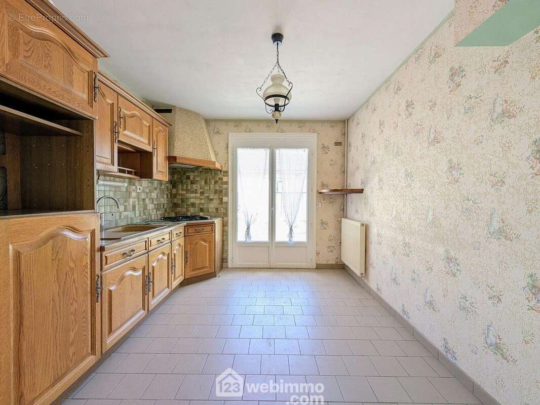 ...à la cuisine de 12 m² - Maison à CORNE