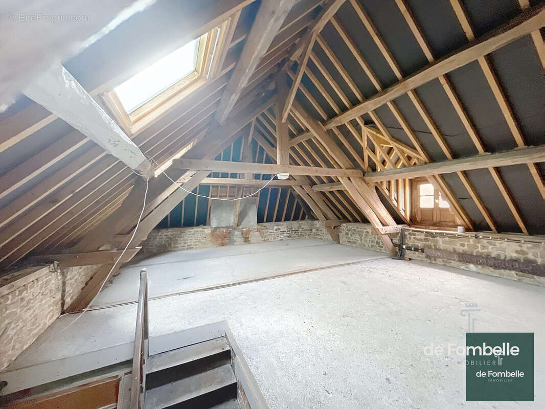 Maison à SAINTE-MARGUERITE-DE-CARROUGES