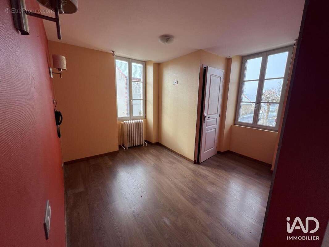 Photo 9 - Commerce à NOUZERINES