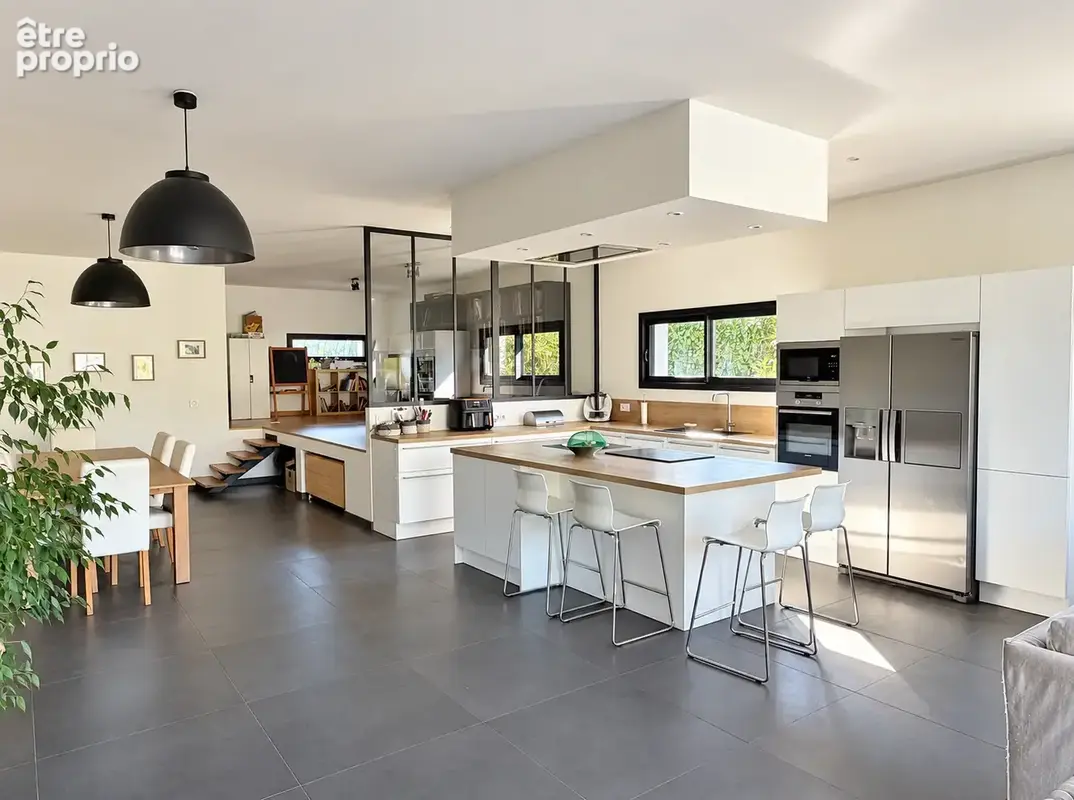 Très belle maison familiale de 260 m2 rénovée avec goût sur terrain de 1500 m2 au calme - photo 4