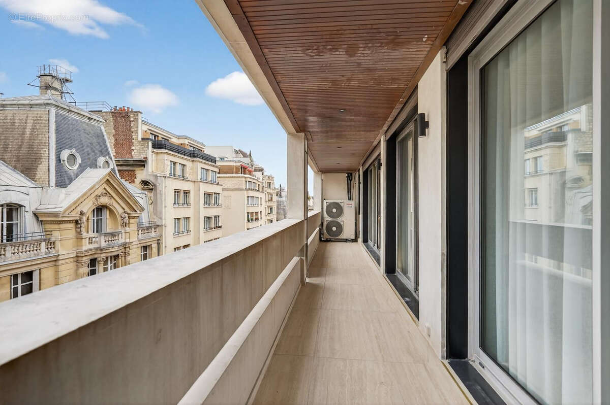 Appartement à PARIS-16E
