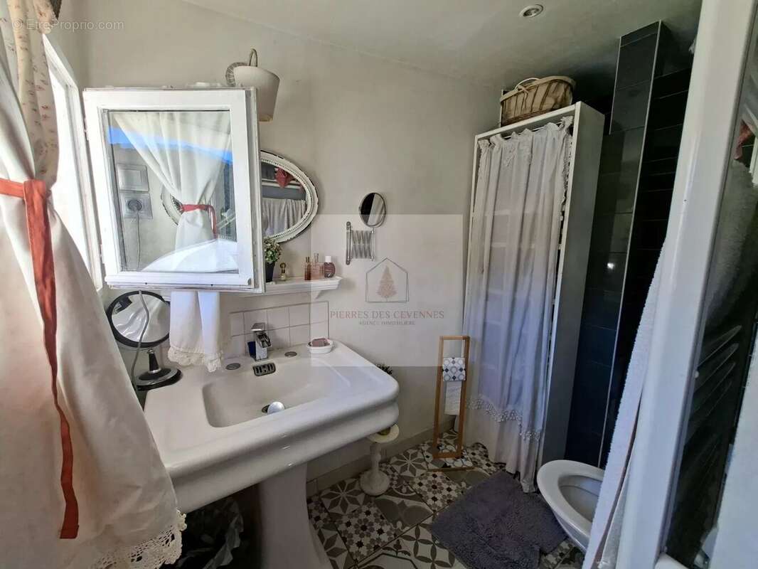 Maison à LE COLLET-DE-DEZE