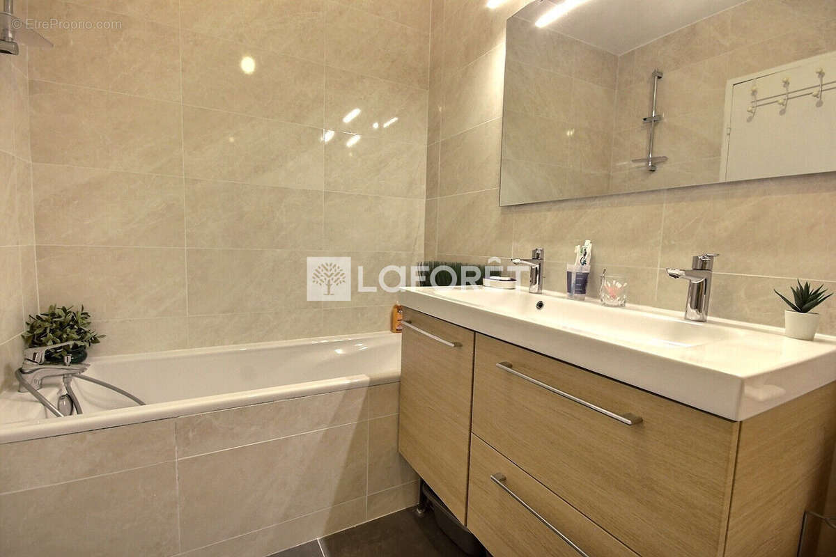 Appartement à COURBEVOIE