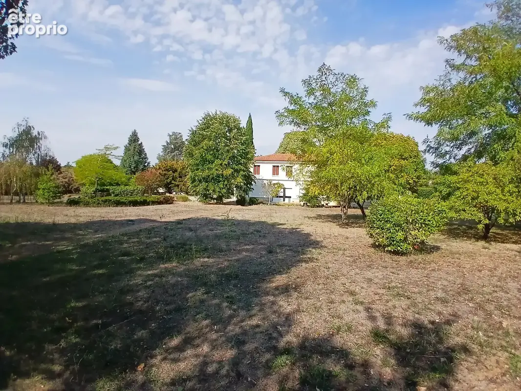 Villa d'une élégance impressionnante, avec un grand parc et une piscine - photo 2