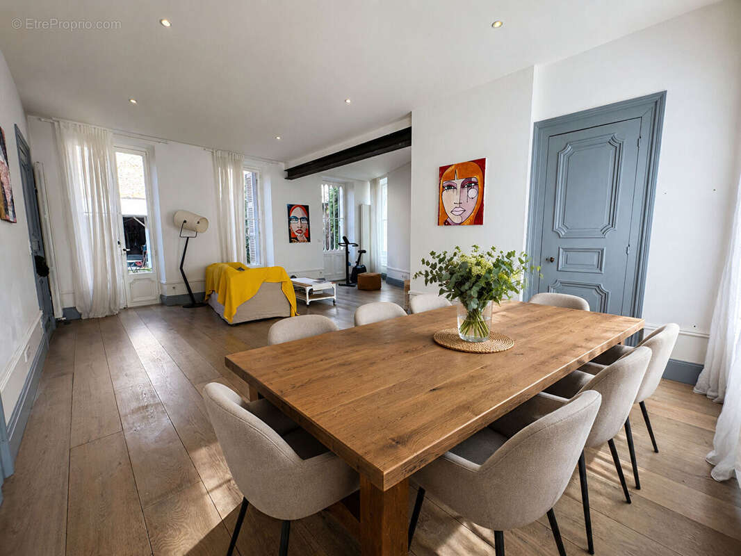 Rochefort Centre-Ville : Maison de Maître 230m² - 6 chambres, jardin et garage attenant - photo 2
