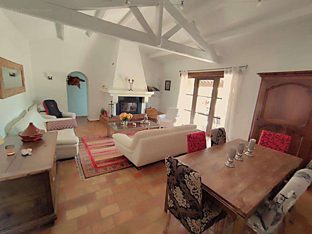 Maison à SAINT-JEAN-DE-MARUEJOLS-ET-AVEJAN