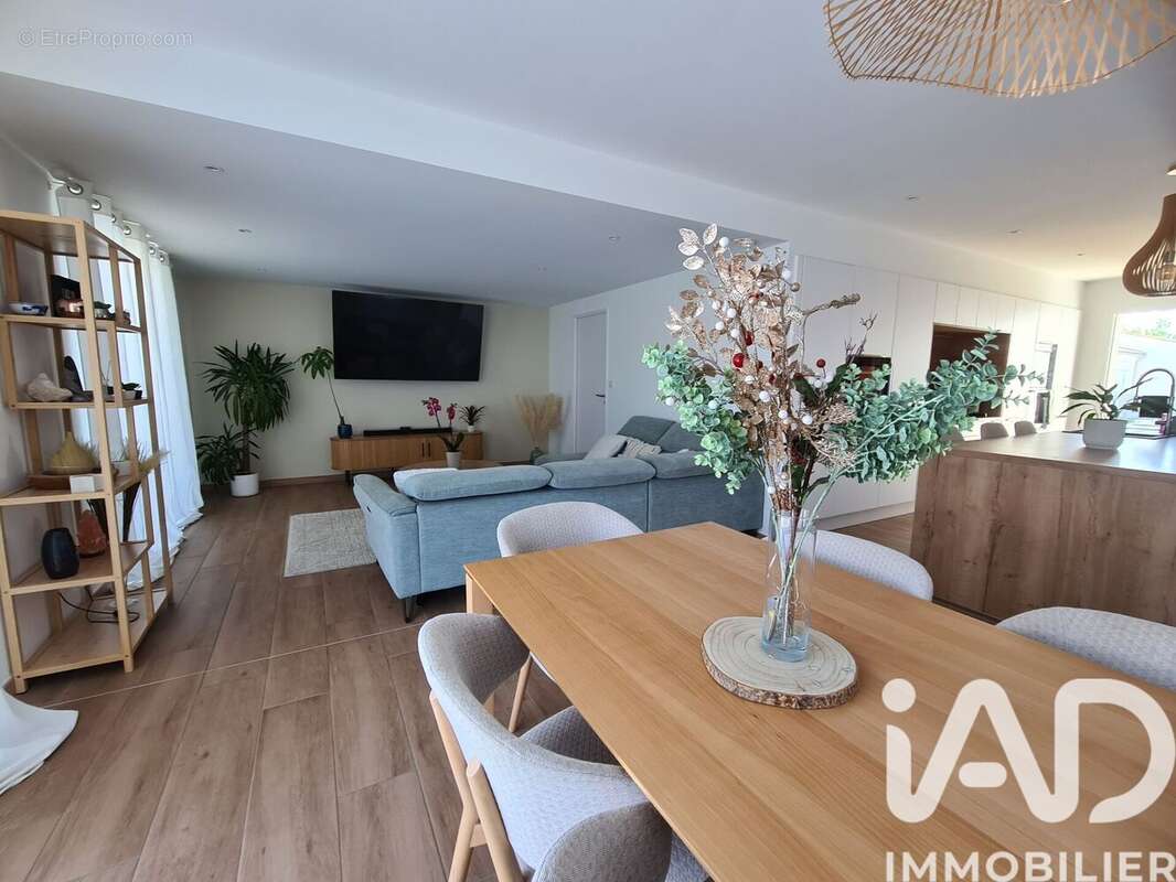 Maison 172 m² à La Jarrie  - photo 3