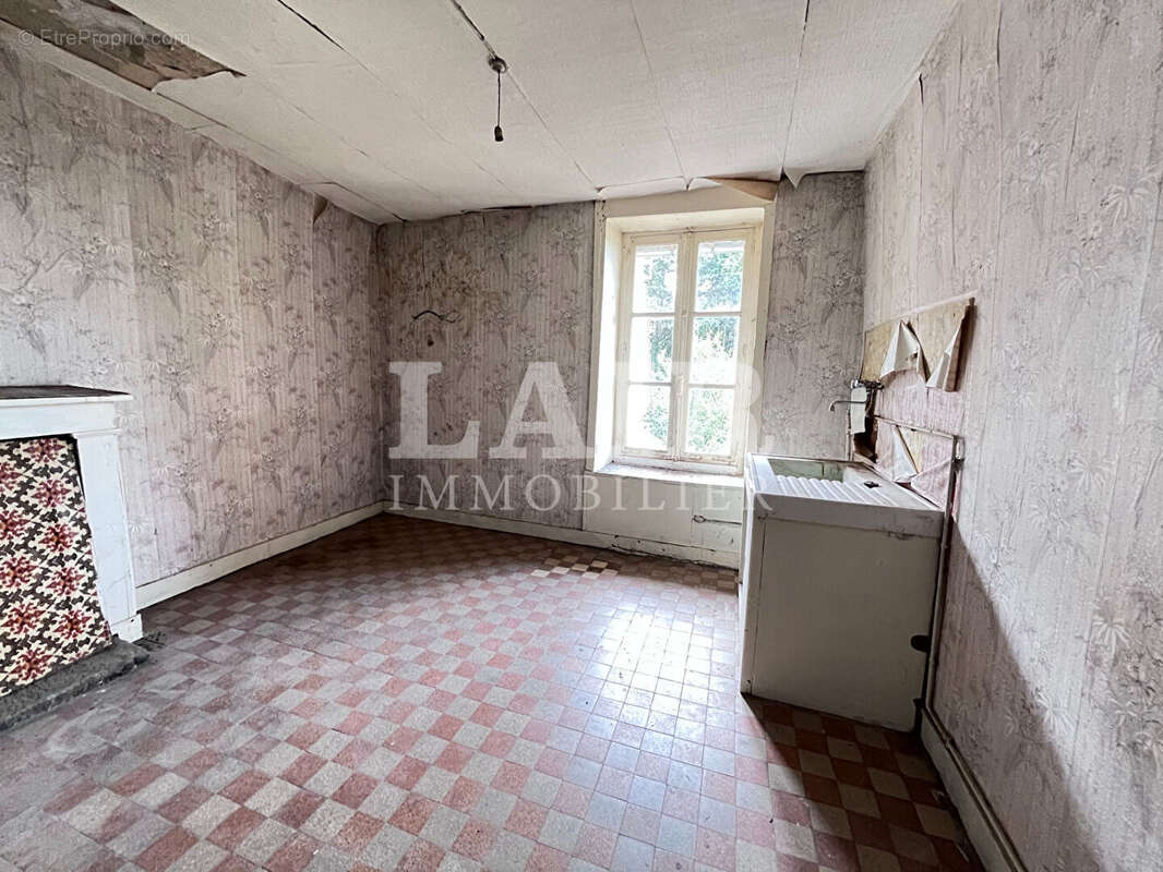 Maison de ville à rénover à Alençon quartier prisé avec jardin et double garage.- Réf 15495 - photo 6