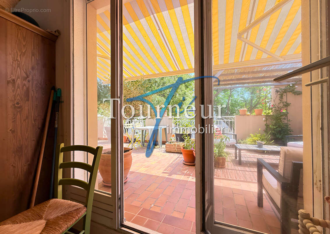 Tres rare sanary hypercentre villa traditionnelle de 183m2 divisee en deux grands appartements - photo 15