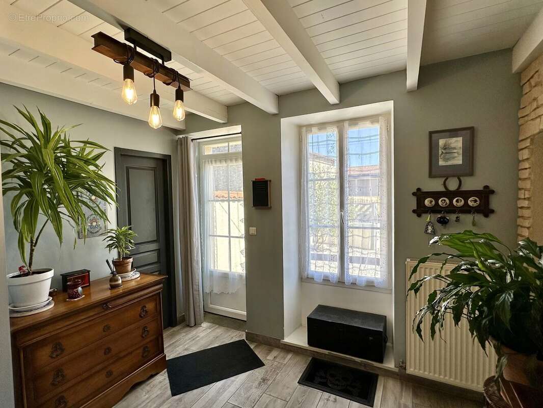 Maison  rénovée avec goût, offrant quatre chambres avec jardin clos - photo 6