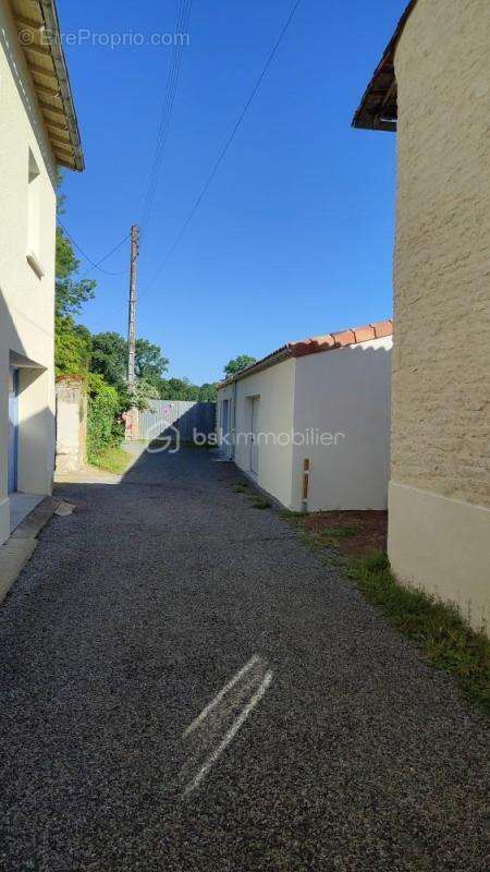 Parking à MAUZE-SUR-LE-MIGNON