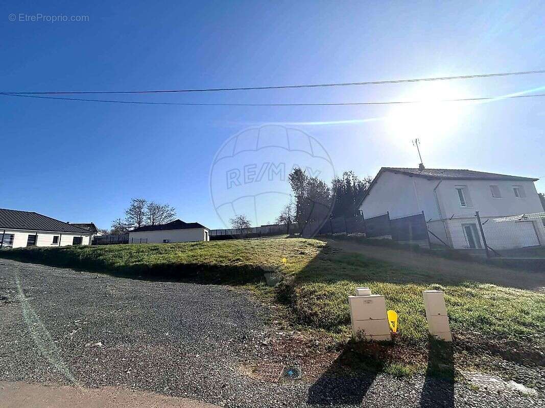 Terrain à COULANGES-LES-NEVERS