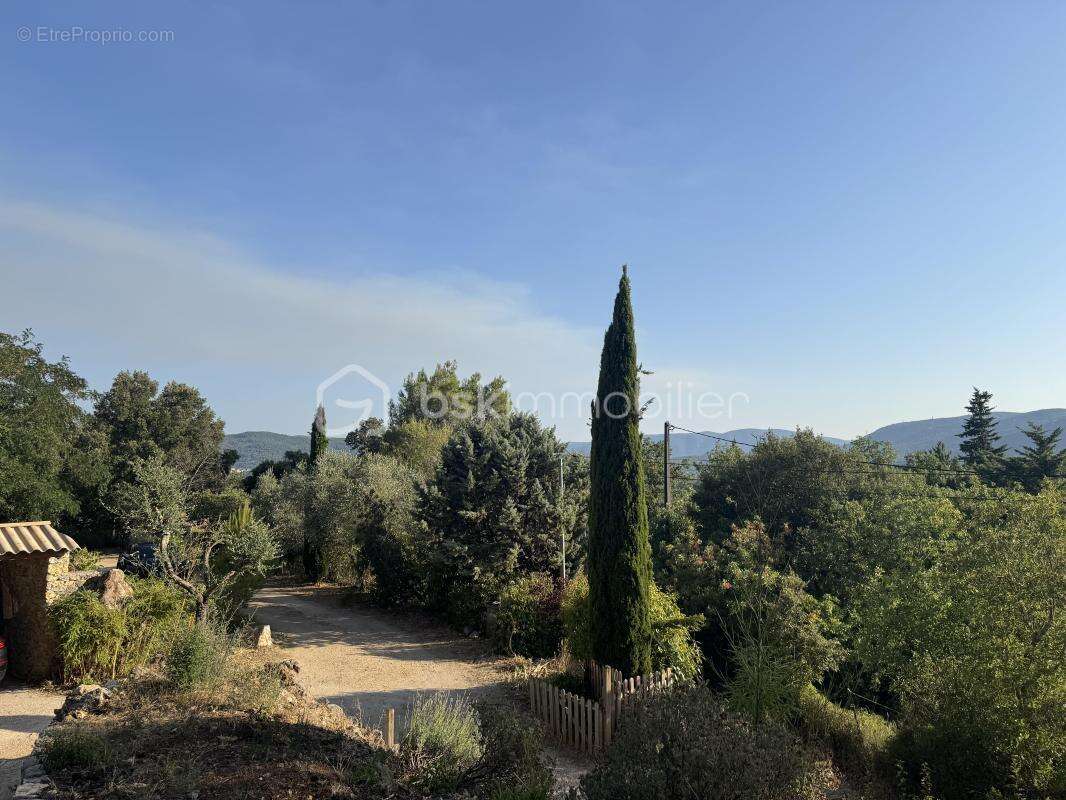 À La Roquebrussanne ( 83136), maison de charme dans un écrin de nature avec panorama exceptionnel, grand terrain et piscine - photo 7