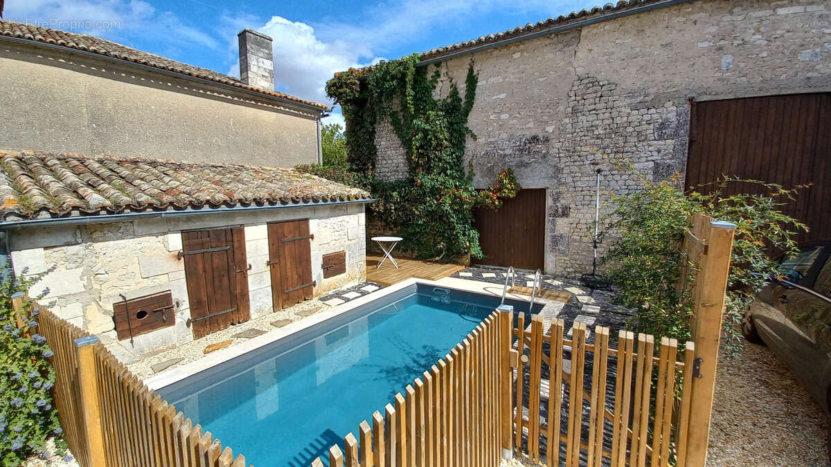 Maison à MONTIGNAC-CHARENTE