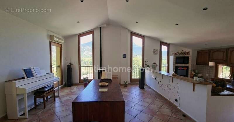 A Vendre Maison 237 m² double habitation possible et terrain arboré MEZEL (04) - photo 6