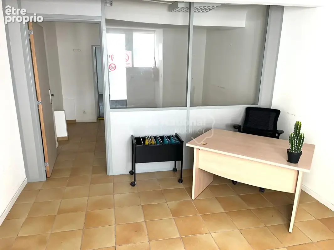 Local de 55 m² (de surface utile) avec multi-activités possibles,  équipé de la fibre -et aux normes incendie PMR et déficients  - photo 10