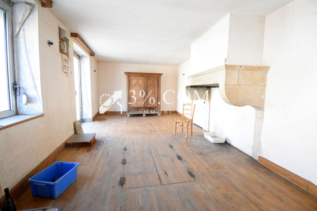 Maison de caractère de 280 m2 à rénover sur un terrain d'environ 950 m2 à FAVIERES - photo 8