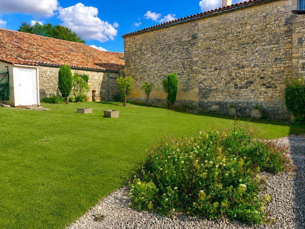 Maison en pierre avec jardin et garage - photo 7