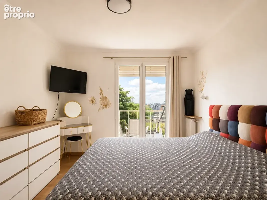 Bécon   Beau 3 pièces avec balcon, vue dégagée, parking et cave - photo 8