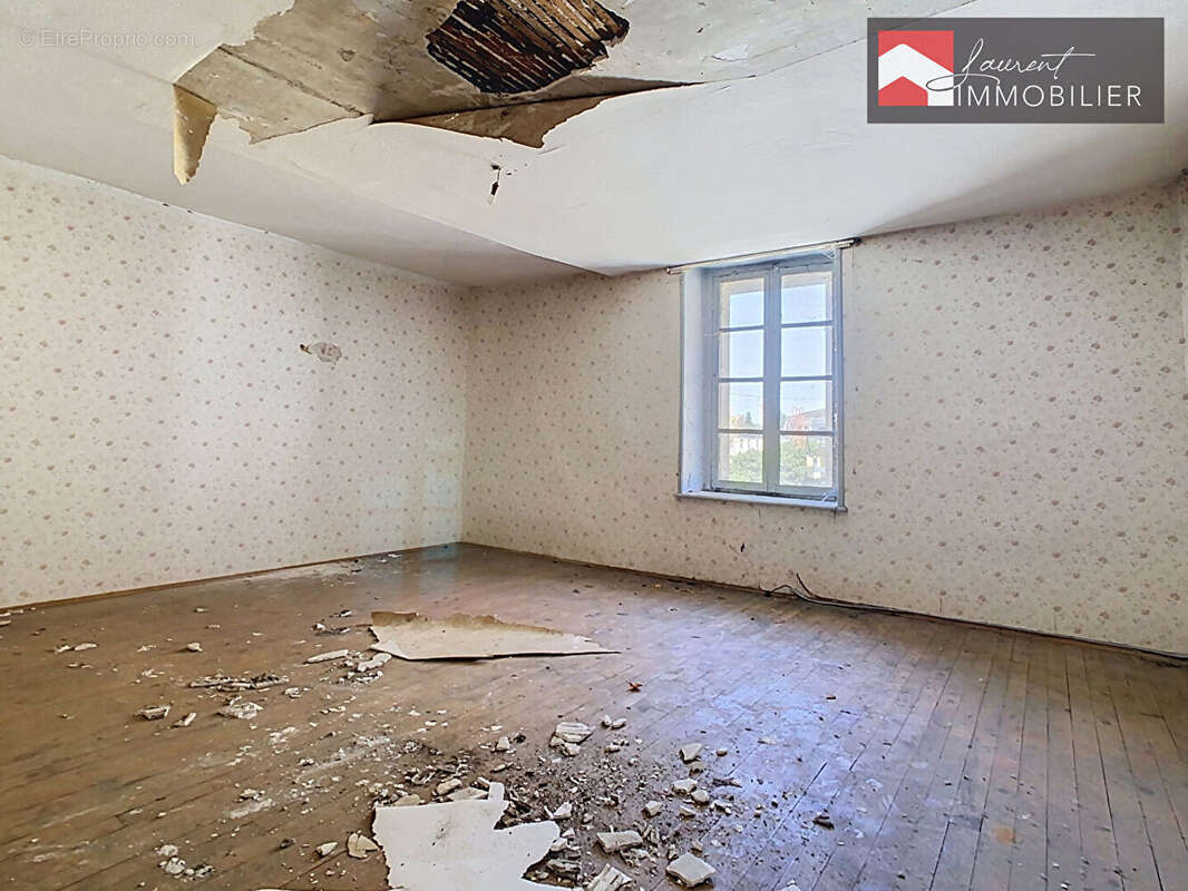 Cuisery - Maison de ville à rénover - Fort potentiel d'investissement ! - photo 3