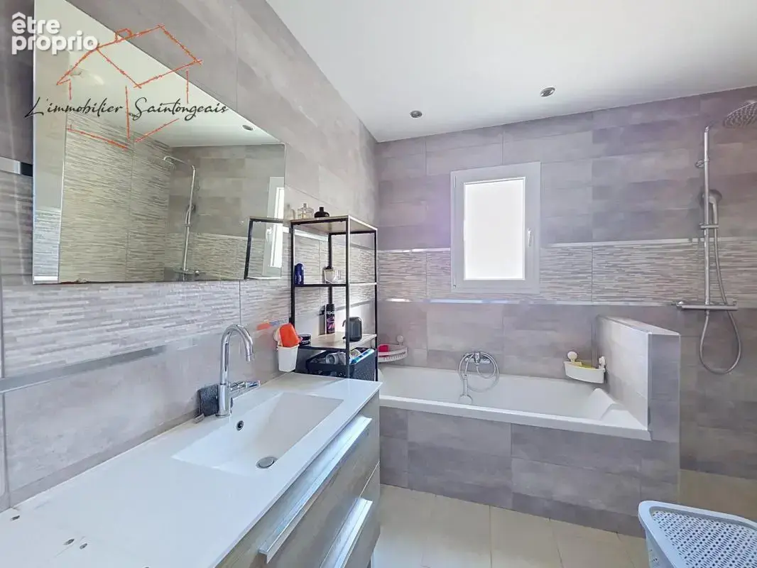 Saint-Georges-des-Coteaux  102 m²  3 Chambres  823 m² - photo 7