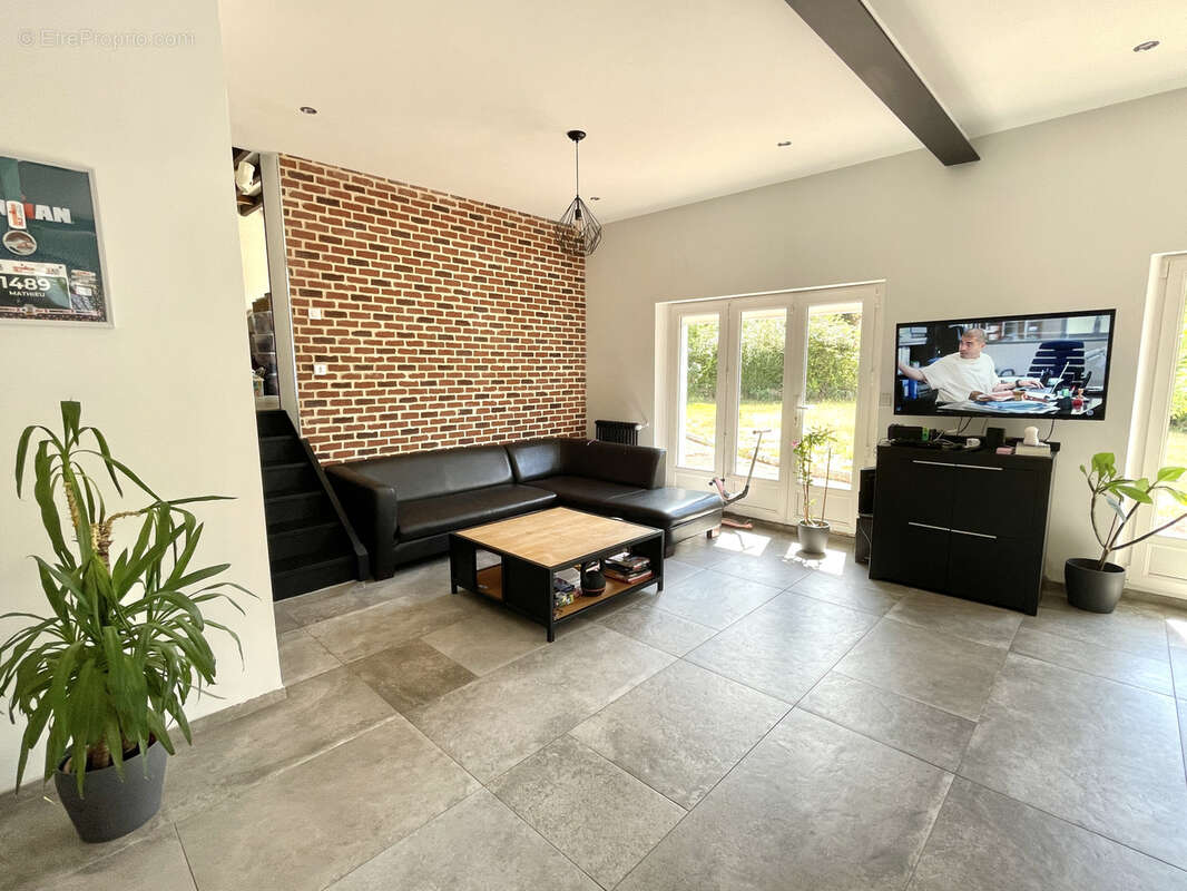 Maison avec beaux volumes - 3 chambres - garage et jardin - photo 7