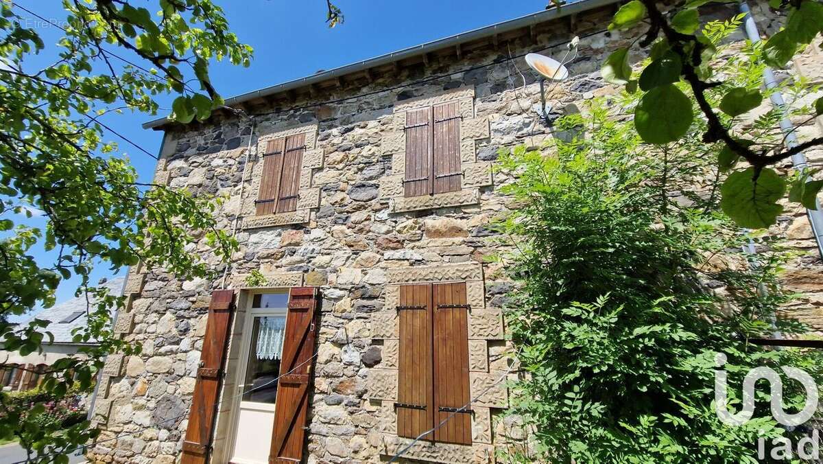 Maison 110 m² à Saint-Genes-Champespe  - photo 2