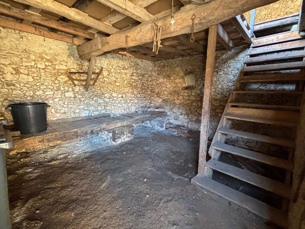 Maison à MONTBRUN-BOCAGE