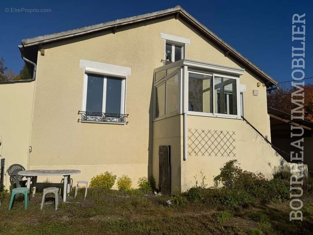 Appartement à LA CELLE-SAINT-CYR