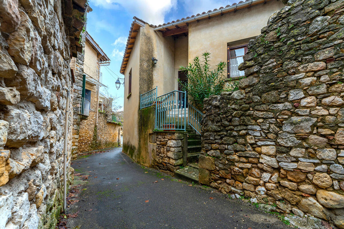 Maison à SAINT-LAURENT-DE-CARNOLS