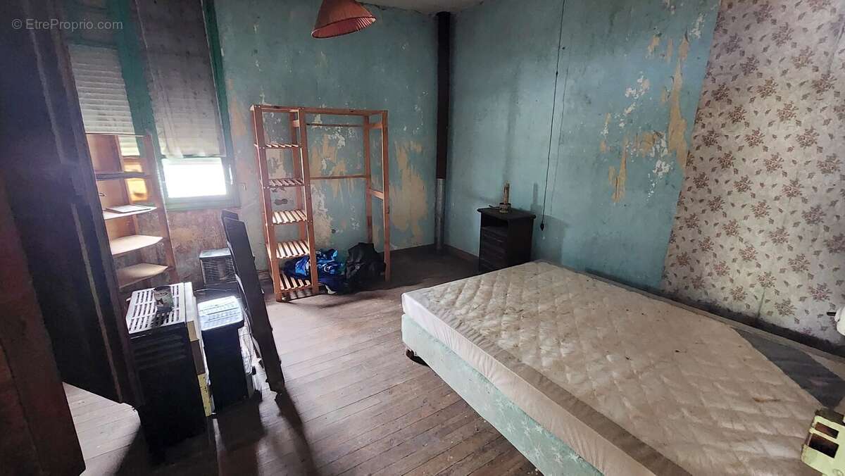 EXCLUSIVITÉ PARDIES PIETAT, Maison à rénover sur 1454 m² de terrain avec garage et deux ateliers - photo 4