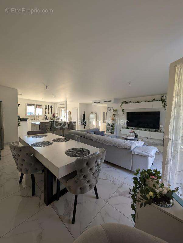 Maison à SAINT-YZAN-DE-SOUDIAC