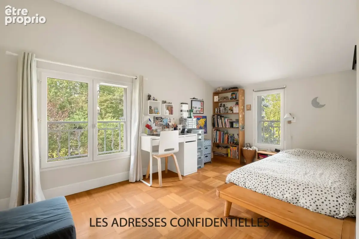 Champagne Au Mont D'or - Maison familiale - 226.50 m2 - sur grand parc arboré - photo 13