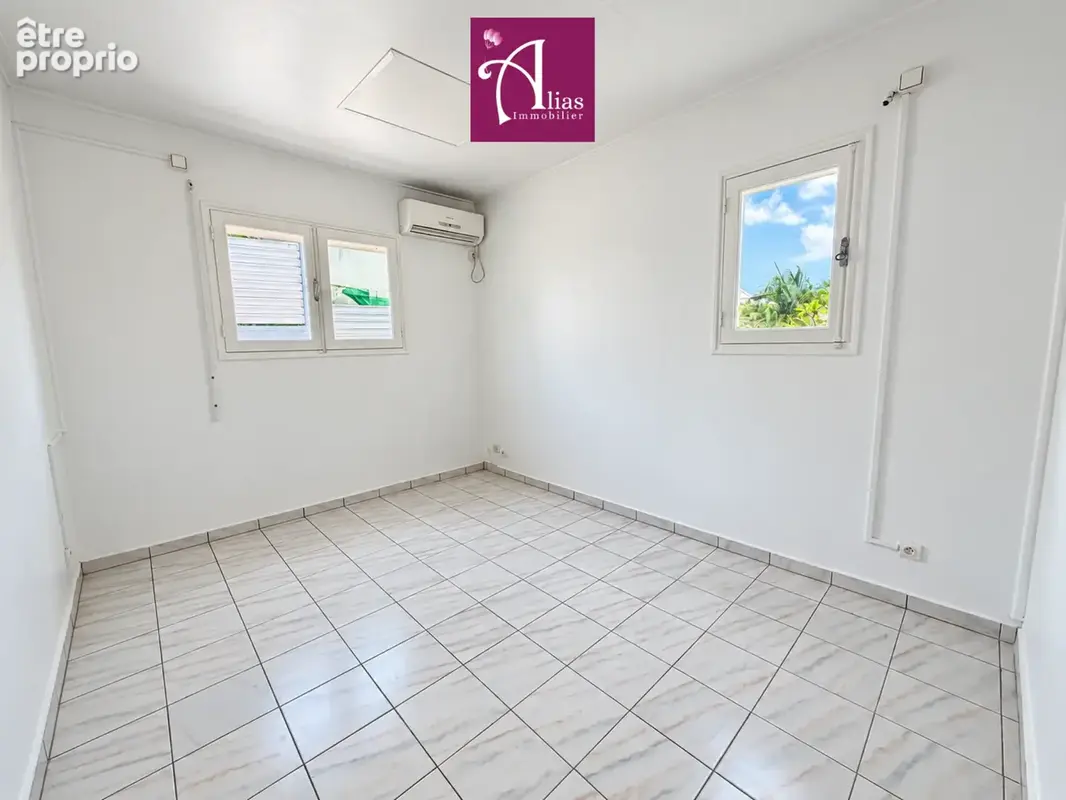 À VENDRE - Villa F4 avec petite piscine + T2 indépendant au Gosier - photo 4