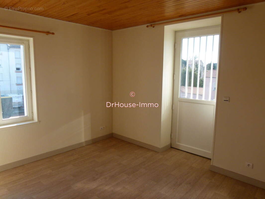 Maison 107 m² à Pouilly-Sous-Charlieu  - photo 2