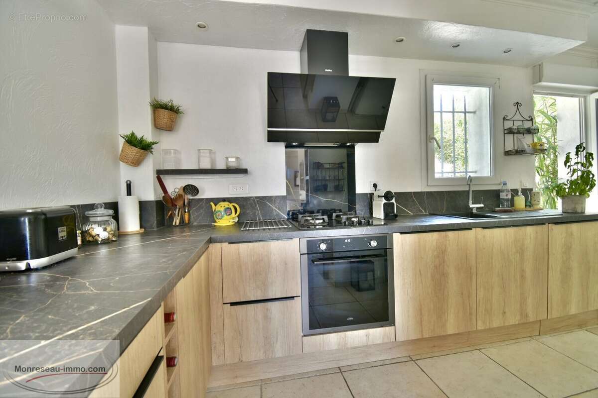 Maison à LA ROQUETTE-SUR-SIAGNE