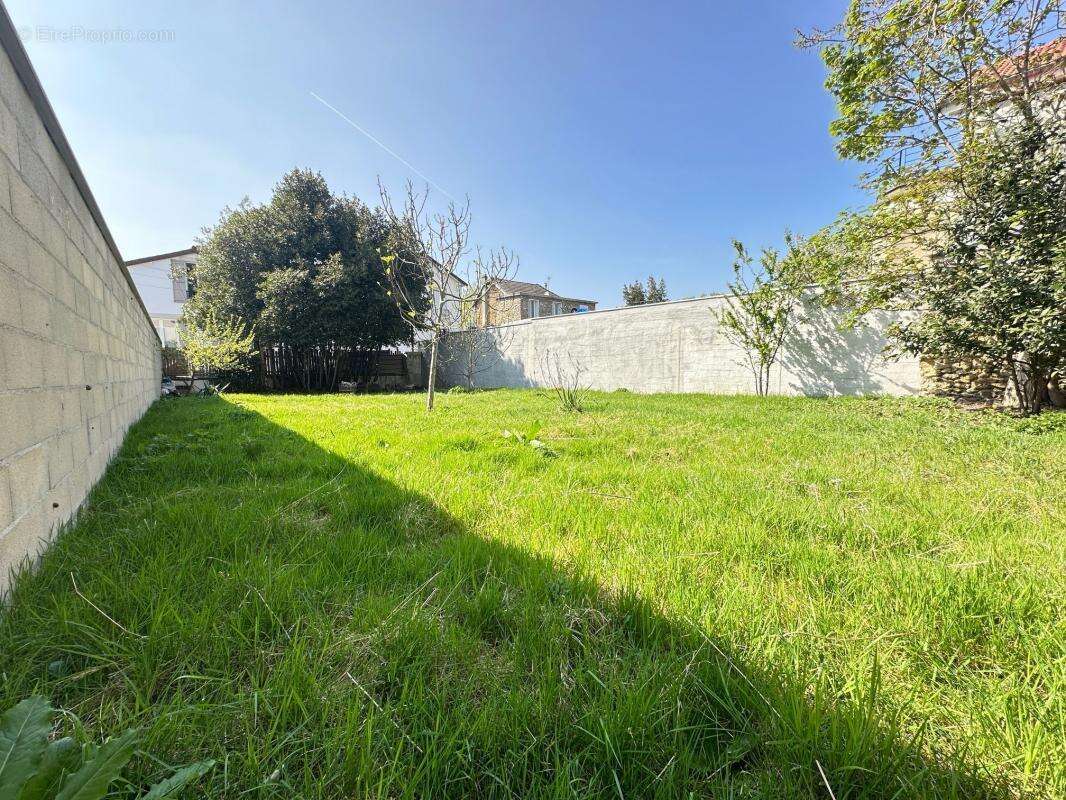 Terrain à SAINT-MAUR-DES-FOSSES