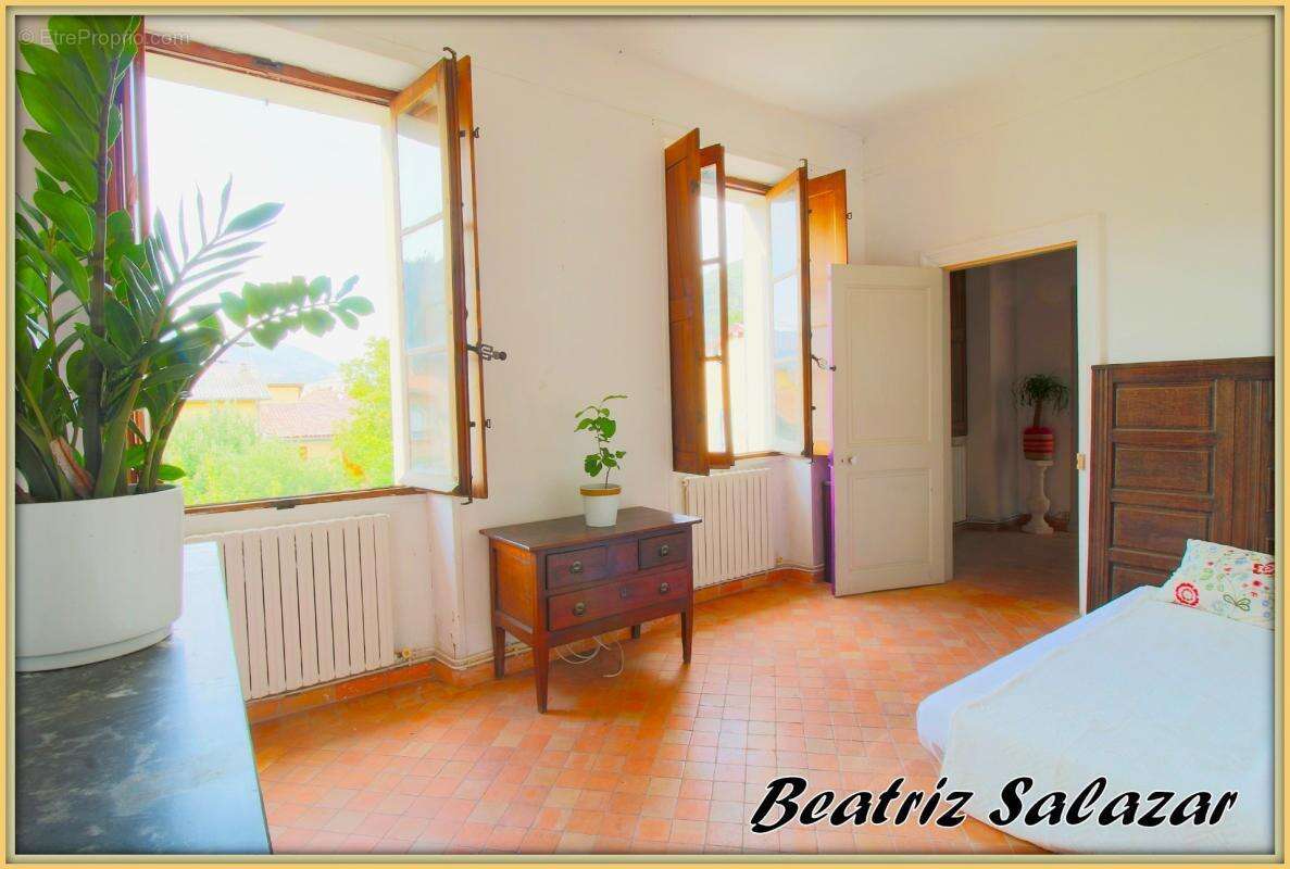 A Digne-les-Bains, dans un quartier central et calme, très bel appartement à rénover de 76m², 2/3 pièces et deux greniers - photo 7