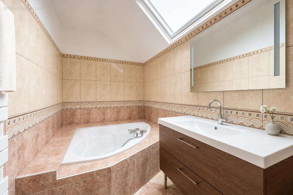 Belle maison individuelle de 250 m² sur terrain piscinable à découvrir ! - photo 14