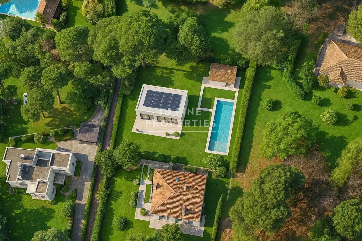 Terrain à MOUANS-SARTOUX