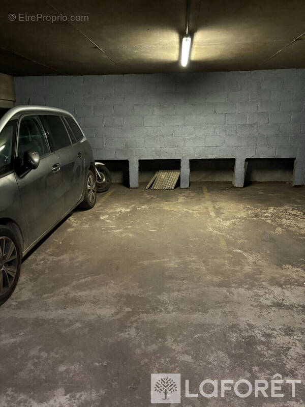 Parking à PARIS-16E