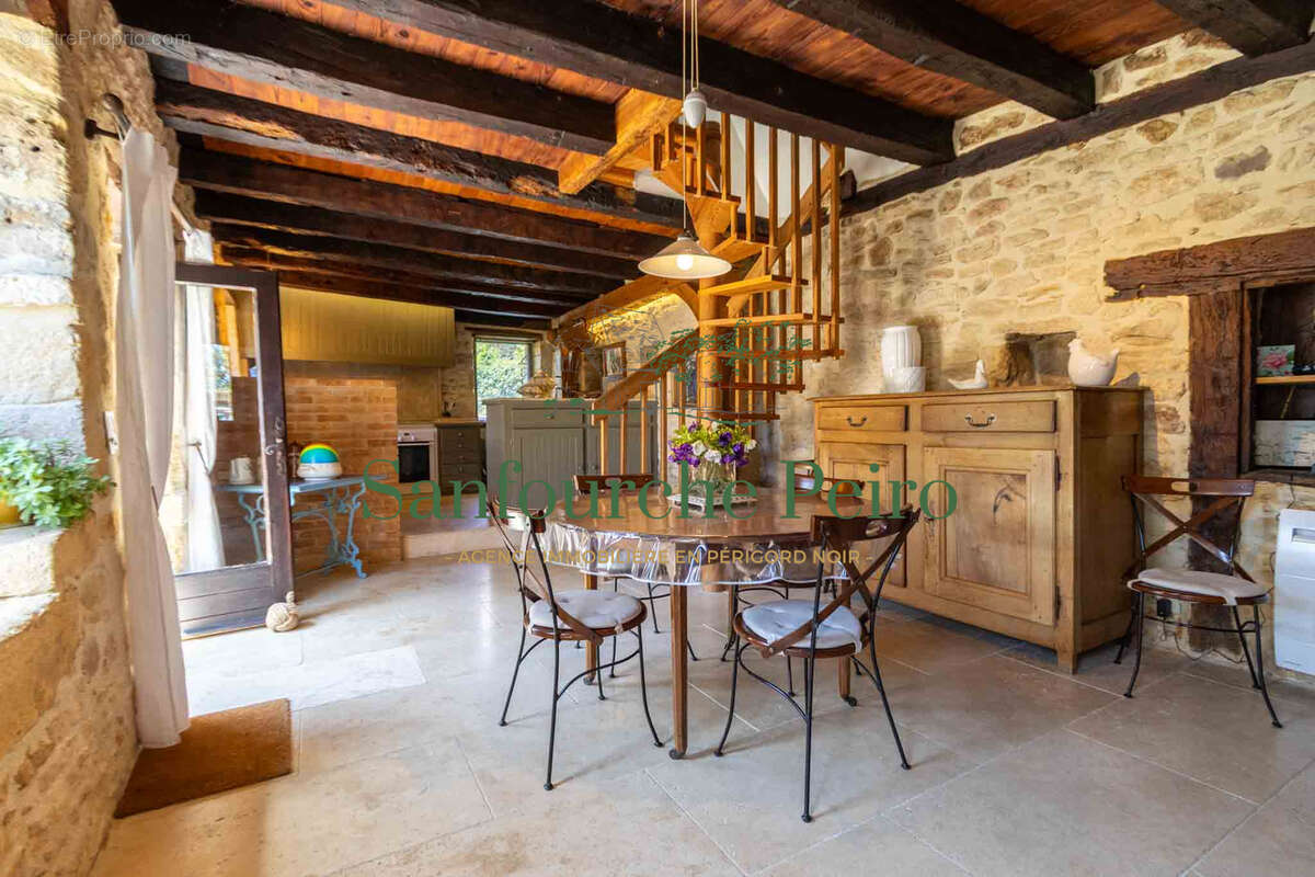 Maison à BEYNAC-ET-CAZENAC