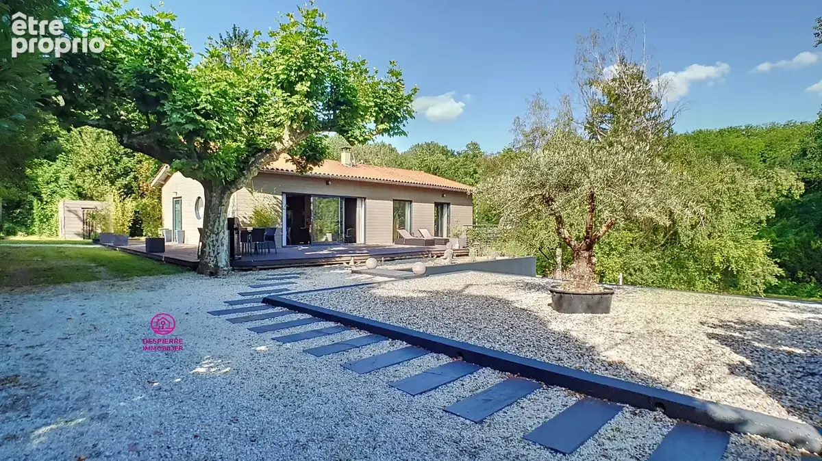 Sur la commune de ROUSSILLON, maison sur deux niveaux, 184m2 habitables environ - photo 2