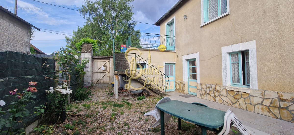 Maison à LA TOUR-SAINT-GELIN